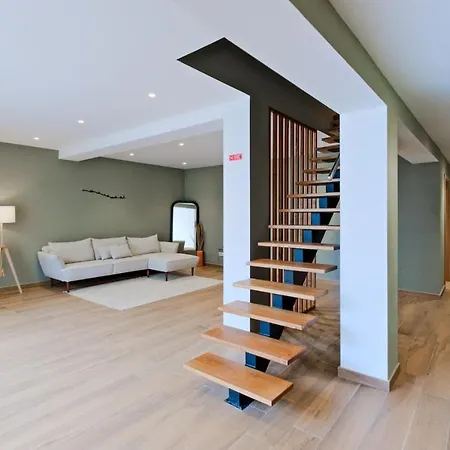 Lovely Fully Equipped Near Subway N1 Apartmán