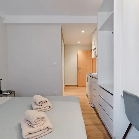 Lovely Fully Equipped Near Subway N1 *