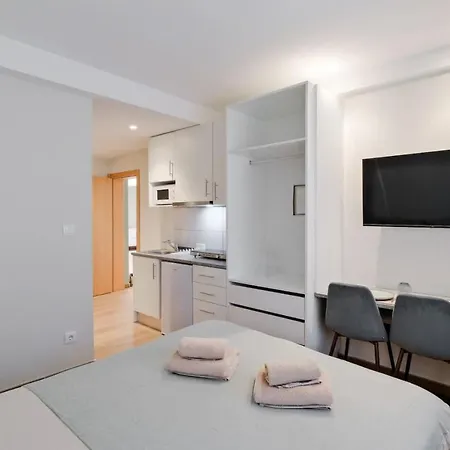 Apartmán Lovely Fully Equipped Near Subway N1 *